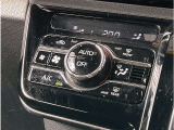 ■プレミアムシャインブラックエアコンパネル/温度設定をしておけばいつでも快適な車内温度を維持できるオートエアコン!