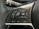 ステアリングスイッチで、目線を逸らさずオーディオの操作やメーター内のディスプレイの変更ができます。