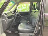 運転席からの視界が広く、運転しやすいです。ステアリング操作もスムーズで、快適なドライブを楽しめます。