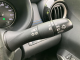 操作しやすい位置に配置されたウインカーレバー。スムーズな操作で、安全な車線変更をサポートします。直感的に操作できます。