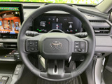 握りやすいステアリングで、快適なドライビングを実現。操作スイッチも配置されており、運転に集中できます。上質な素材感も魅力です。