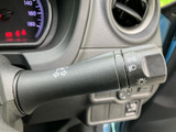 直感的に操作できるウインカーレバーで、安全な車線変更をサポート。操作感も良く、スムーズな運転をサポートします。快適なドライブに貢献します。