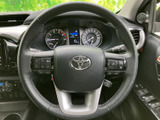 握りやすい形状で、快適なドライビングを実現。操作スイッチも配置されており、運転に集中できます。上質な素材感も魅力です。