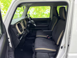 運転席からの視界は広く、運転しやすい環境です。操作パネルもシンプルで、直感的に操作できます。快適な運転をサポートします。
