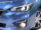 【LEDヘッドライト】悪天候や夜間走行時も良好な視界を確保し安心して運転できる高輝度LEDヘッドライトを装備!点灯速度が早く、消費電力も抑えられています。
