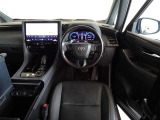ウッド調と革巻きステアリングで快適な操作性の運転席です。