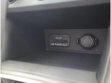 エアコンのスイッチの下にはUSBの電源が2つあります。スマートフォンなどの充電に便利です。