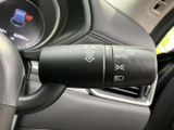 操作しやすい位置に配置されたウインカーレバー。スムーズな操作で、安全な車線変更をサポートします。夜間走行時も視認性に優れています。