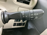 操作しやすい位置に配置されたウインカーレバー。スムーズな操作で、安全な車線変更をサポートします。直感的に操作できます。
