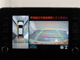 パノラミックビューモニター付きです。車両を上から見たような映像をモニター画面に表示。運転席からの目視では見にくい、車両周辺の状況をリアルタイムでしっかり確認できます。