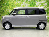 シンプルながらも美しいボディラインが、都会の街並みに調和します。程よい広さの車体で、取り回しも楽々です。