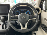 握りやすいステアリング形状で、運転操作を快適に行えます。ステアリングスイッチでオーディオやハンズフリー通話も操作可能です。