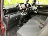 シンプルで機能的な運転席周り。操作しやすい配置で、運転に集中できます。快適なドライブをサポートします。