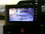 バックモニター付。車両後方の映像をナビ画面に表示し、駐車などの後退操作をサポートします。