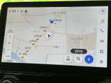 鮮明な地図表示で、目的地までの道順を的確に案内。渋滞情報や周辺施設も確認でき、スムーズな移動をサポートします。