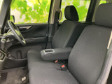 運転席周りはシンプルで操作性に優れています。ステアリングやペダルの配置も最適で、快適な運転をサポートします。