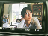停車中に楽しめるTV機能。長距離移動や休憩時間のお供に最適です。様々な映像コンテンツを気軽に楽しめます。(※運転中の視聴は禁止)。