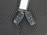 電子キーをポケットやカバンに入れているだけで、ドアの開錠・施錠が行えます。荷物を抱えていてもラクラク開閉です。エンジン始動も行えます。