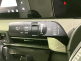 雨天時でもクリアな視界を確保。操作しやすいワイパーレバーで、安全な運転をサポートします。悪天候時も安心です。