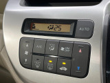 【オートエアコン】一度お好みの温度に設定すれば、車内の温度を検知し風量や温度を自動で調整。暑い&hellip;寒い&hellip;と何度もスイッチ操作をする必要はありません。快適な車内空間には必須の機能ですね♪