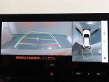 パノラミックビューモニター付きです。車両を上から見たような映像をモニター画面に表示。運転席からの目視では見にくい、車両周辺の状況をリアルタイムでしっかり確認できます。