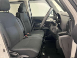 ゆったりと座れる運転席シートですのでストレスなく運転が出来ますよ!