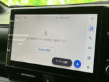 高精細なディスプレイが、ドライブ中のエンターテイメントをさらに楽しめます。Bluetooth接続で、スマホの音楽もワイヤレスで再生可能ですよ。