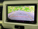 駐車時の安全性を高めるバックモニター。狭い場所でもスムーズな駐車をサポートします。ガイドライン表示で、距離感を掴みやすくなっています。