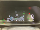 洗練されたデザインのメーターが、運転に集中できる快適な空間を創出します。視認性の高い表示で、車両情報を分かりやすく確認できます。