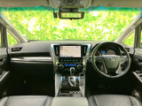 開放感のある室内空間が広がります。ドライバー視点からの視界が広く、運転に集中できます。快適なドライブをお楽しみください。