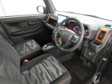 シンプルで使いやすいデザインの運転席です。