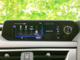 様々な情報を表示できるモニター画面は、ドライブ中のエンターテインメントを向上。車両情報も確認でき、安心の運転をサポートします。
