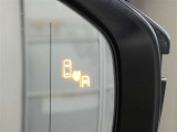 ブラインドスポットモニター装備。隣車線を走る車両を検知。ドアミラーでは確認しにくい後方、側方エリアに存在する車両や急接近してくる車両も検知しドアミラーに搭載されたLEDインジケーターが点灯します。