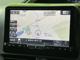 見やすい地図表示で、運転中の情報収集をサポート。渋滞情報なども確認でき、スムーズな移動に貢献します。目的地設定も簡単です。