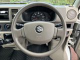 握りやすい形状で、運転操作をサポート。スムーズなハンドリングを実現し、快適なドライビング体験を約束します。小回りの利く運転も楽々です。