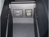 もちろんUSB差し込み口も充電ソケットもございます。