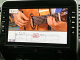 停車中にテレビや映像コンテンツを楽しめます。後部座席での移動時間を快適に過ごせる、嬉しい機能です。
