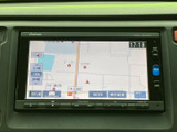 わかりやすい地図表示で、目的地までスムーズに案内。渋滞情報も確認でき、最適なルートを選択してくれます。遠出にも安心です。