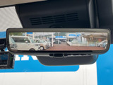 ルームミラー一体型のモニターで、後方視界をより広く確認できます。安全運転をサポートする頼もしい機能です。
