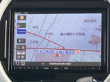 高精細な地図表示で、目的地までスムーズに案内。渋滞情報なども確認でき、より快適なドライブをサポートします。