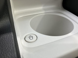操作しやすい位置に配置され、直感的に操作できます。周囲の状況を確認しながら、安全に走行できる設計です。確実な操作感も魅力です。