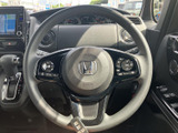 握りやすいステアリングは、運転操作を快適にします。操作しやすい位置に配置されたスイッチで、様々な機能を直感的に操作できます。