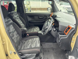 座り心地の良いシートと、広々とした室内空間が魅力。運転席からの視界も広く、運転に集中できます。