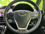 握りやすいステアリングは、運転操作をスムーズにします。オーディオや通話機能など、便利なスイッチ類も搭載され、快適な運転をサポート。