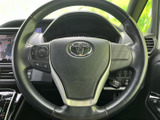 握りやすいステアリングは、運転操作をスムーズにします。スポーティなデザインで、運転の楽しさを高めます。操作性にも優れています。