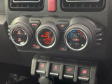 【オートエアコン】一度お好みの温度に設定すれば、車内の温度を検知し風量や温度を自動で調整。暑い&hellip;寒い&hellip;と何度もスイッチ操作をする必要はありません。快適な車内空間には必須の機能ですね♪