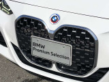 左右のキドニー・グリルの中心にはBMWのエンブレムが鎮座し、個性を放つデザイン性を兼ね備えました。