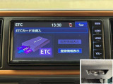 ナビ画面連動のETC付きです。高速道路料金所での小銭の出し入れや雨天時における窓の開け閉めなどの煩わしさが解消できます。料金所の通過もスムーズで快適ですよ。