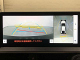 【パノラミックビューモニター(床下透過表示機能付)】クルマを上から見たような画像をディスプレイに表示し、運転席から確認しにくい箇所も確認できます。車両直下及びタイヤ付近のアンダーフロアの確認も可能です