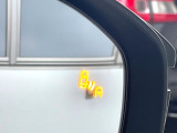 【ブラインドスポットモニター】走行中、ドアミラーの死角になりやすい箇所に後続車が接近するとサイドミラーのレンズに警告を表示!ドライバーに注意喚起をしてくれます。